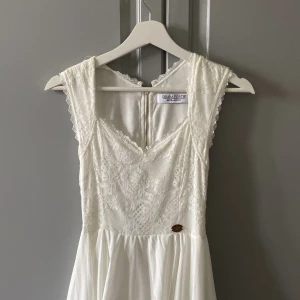 Vit klänning i storlek xs💓 - Säljer denna klänning i storlek XS. Aldrig använd eftersom att jag inte har någon användning av den🤍super bra skick.