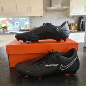 Phantom gt2 academy fg/mg st 42 - Storlek3n på skon är 42. Köpte den för typ 1 år sendan men den ha4 inte används särskilt mycket för dem växte ut mig rätt snabbt. Vi köpte skon för 899 kr, men nu kostar den 110 kr