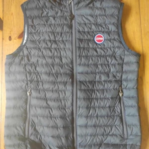 Colmar väst - Säljer denna riktigt grischiga västen från Colmar såklart äkta💯skick 10/10 storlek s👍👍passet perfekt till sommarkvällar eller hösten💯kp för prisförslag byte mm👍👍