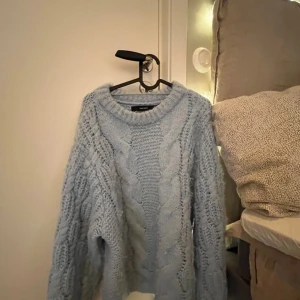 stickad tröja med mönster  - stickad tröja tröja med mönster från vero moda, väldigt fint skick 🩷600kr nypris 