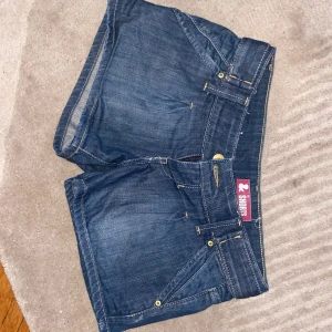 Low waist shorts - Assnygg jeansshorts som tyvärr inte kommer till användning eftersom de är lite för stora. Inga hål eller defekter!! 🌼