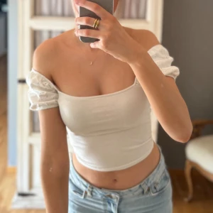 Topp med gulliga armar - Denna topp är perfekt till en sommardag eller en utgång. Armarna har är jätte söta och har blomdetaljer! Använd ett fåtal gånger.🌸