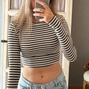 Randig söt topp - En vit-mörkbrun randig topp som sitter tajt och är riktigt skön. Materialet är stretchigt och ganska varmt. Använd ett fåtal gånger❣️❣️