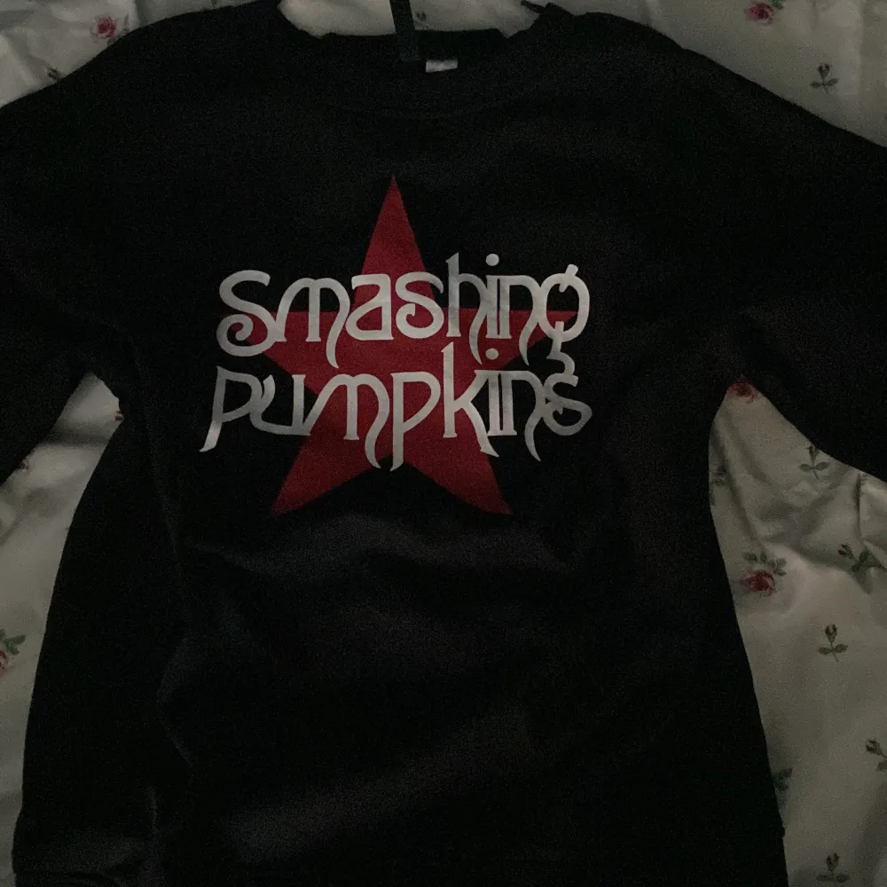 as snygg smashing pumpkins tröja i oversize modell, från h&m. Hoodies.