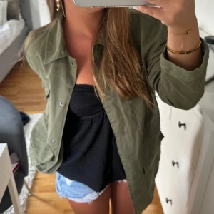 Grön jacka  - SÅ fin höstjacka! 🤍 säljer pga att den är lite stor på mig, storlek 170 (jag är ca 160cm)! Passar XS/S! 🌟Öppen för prisförslag & frågor! 