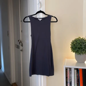 Grå klänning - Kort grå klänning som liknar den Carrie Bradshaw har i Satc! Den är liten för sin storlek och har testat den 1 gång!🫶🏼