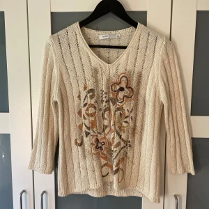 Stickad tröja - Sötaste stickade tröjan med trekvartsärmar och detaljer på framsidan! 