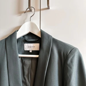 Blazer  - Blazer ifrån bubbleroom💕 Ej använd, bara testad! Färgen är en kall olivgrön🤍 Stl: 34🫶🏽