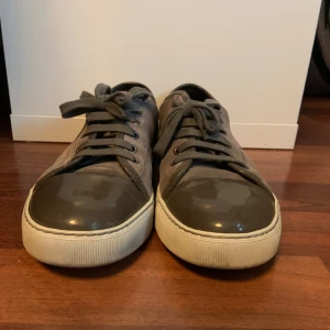 Gråa lanvin - Storlek 39 (passar 40). Ingen box. Köpta på trendsellers i julas för 2500kr. Små fläckar från vatten på skorna, går dock att få bort så länge du har ett mocka kit.