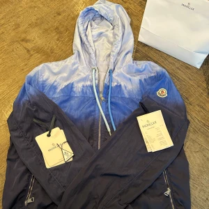 Moncler windbreaker  - Säljer denna riktigt snygga wind breaker ifrån moncler! Modellen säljs inte längre vilket gör den väldigt sällsynt. Köpt på en moncler outlet i Malaga Spanien. 10/10 skick! Personen på bilden är 188. Hör va er vid minsta fråga!