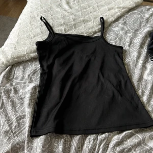 Linne - Svart basic linne. Står ingen storlek men skulle gissa på S!