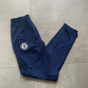 Nike Chelsea byxor - Storlek 158-170 Lite noppig på knäna men annars bra skick. Träningsbyxa 