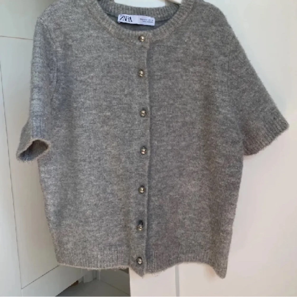 Stickad kortärmad tröja med knappar - 92