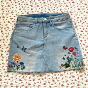 Jeanskjol blommor  - fantastiskt söt jeanskjol med blommor och insekts tryck som Nathalie Lété designat 🥺💖🐞Barnstrl men passar mig som är xs. Knappt använd. 