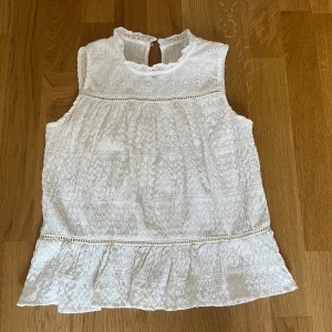 Ett fint linne💘 - Ett jätte fint linne! Har använt ungefär 1-2ggr💘 storlek 152💓