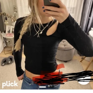 Svart topp - Säljer denna topp som ja köpte på Plick för ett tag spöken då den inte kommit till användning❤️den är i väldigt bra skick (skriv för fler bilder)