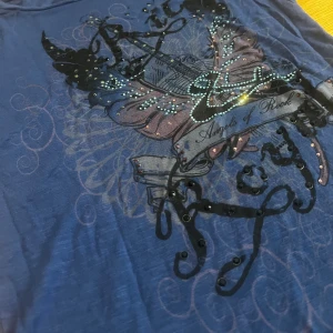 Rich & Royal tröja - Supersnygg rich & royal tröja! Har en massa rhinestones på. Passar mig som har storlek xs/s 🫶