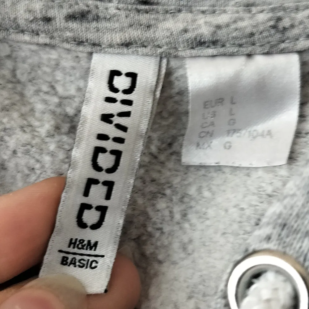 Säljer en supermjuk och bekväm grå hoodie från H&M Divided. Den har en avslappnad passform och är croppad, vilket gör den perfekt för en chill dag. Endast upphämtning (Malmö) vid intresse smsa 0735865563 eller mejla billigafynd.lilja@gmail.com. Tröjor & Koftor.