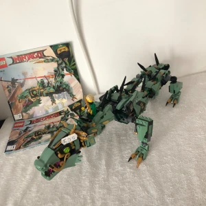 Lego ninjago 350 kr - Har ingen kartong men hela legobygget finns och katalog