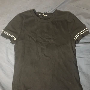 Tshirt  - En snygg tshirt med pärlor vid ärmarna