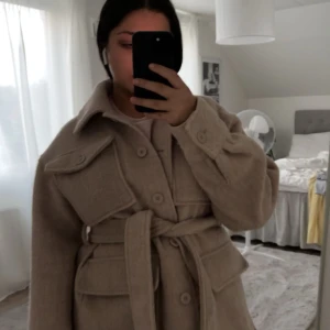 Kappa med knytbälte  - Fin och snygg till hösten, fräsch som ny, använd bara en gång