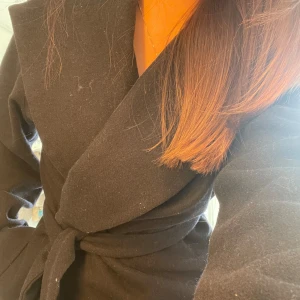 Mörkblå kappa - Jättefin kappa som säljs pga att fått en ny kappa som jag andvänder mer  