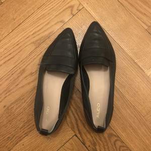 Ballerina/loafers med spetsig tå. Så fina och sköna! Storlek 38. Köp direkt för 60kr