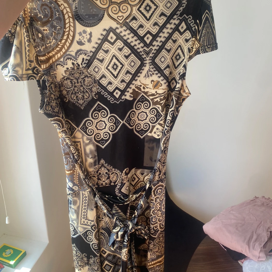 Mönstrad klänning med knytband - 90