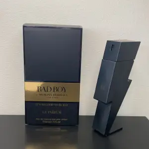 Carolina herrera bad boy le parfum  50/50ml använt max två sprut. En bra vinter parfym. Orginal kartong medföljer Köpt på lyko 