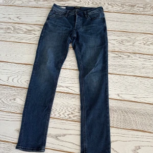 Jack&Jones jeans - Säljer mina jeans från Jack&Jones.  Modellen är den populära modellen Glenn (slim-fit) Skick: 9/10 inga som helst tecken på användning.  Nypris: 499kr, mitt pris 100kr  Tveka inte på att höra av dig vid eventuella frågor!