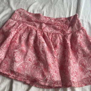 Kjol - Söt jätte fin kjol köpte för inte alls läge sen men har inte haft mycket användning för den❤️