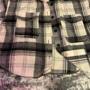 En Stickad tjock kofta inför Våren  - Lång Knappar, Har ej Användt Koftan många gånger 1-2 par gånger  