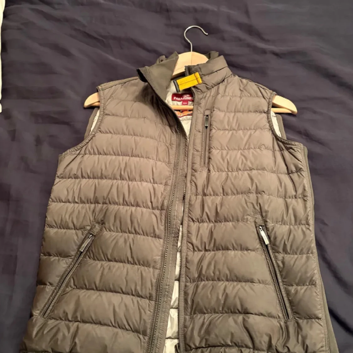 Grå/grön quiltad dunväst från Parajumpers