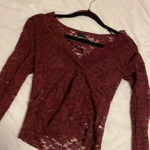 Vinröd lace top - Lace Topp från Gina i storlek xs, har ett liten hål på sidan. Endast använde en gång och säljer då den inte kommer till användning, slutsåld på gina. Pris kan diskuteras💕