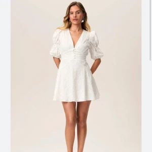 Vit klänning Adoore - Säljer min fina studentklänning från Adoore. Den är använd 1 gång och har inga tecken på användning. Hoppas den kommer till användning för någon annan🥰