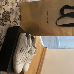 Saint Laurent skor - Saint Laurent skor i 8/10 skick. Köpt från Dubai kvitto finns med limiterad påse från Dubai. Säljer de för ett bra pris i strlk 40 1/2