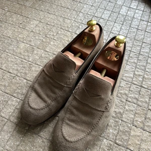 Doucals Loafers - Riktigt schyssta loafers från Doucals i gott skick. Köpta på United Fashion i Göteborg. Skorna är använda ett par gånger men i gott skick. Box följer med.