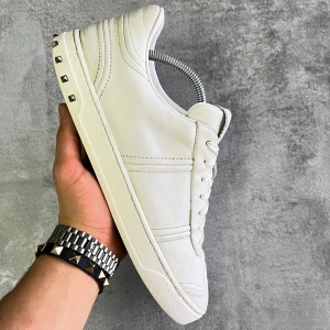 Valentino flycrew - Valentino flycrew | skick 8/10 alla nitar kvar | endast skorna ingår | storlek 44 passar större | nypris 6500 och tillverkas inte längre | skriv vid frågor 🙏🏻