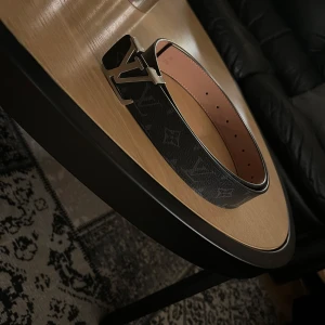 Bälte - Svart bälte i mycket bra skick, har gjort 2 extra hål då bältet var lite för stort. Vid fler bilder eller frågor är det bara att skriva.