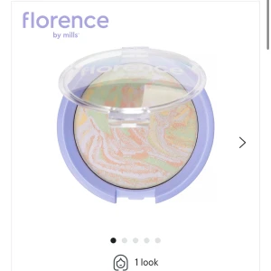 Color Correcting Powder från Florence by Mills - Säljer en Color Correcting Powder från Florence by Mills. Pudret har en swirl-design i flera färger och kommer i en lila kompakt med genomskinligt lock. Perfekt för att jämna ut hudtonen och ge en fräsch look.
