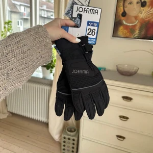 Svarta handskar från Jofama - Nya Mc-handskar av märket Jofama.. Vattentäta, skyddar mot mot vind. Mjuka på handen. 