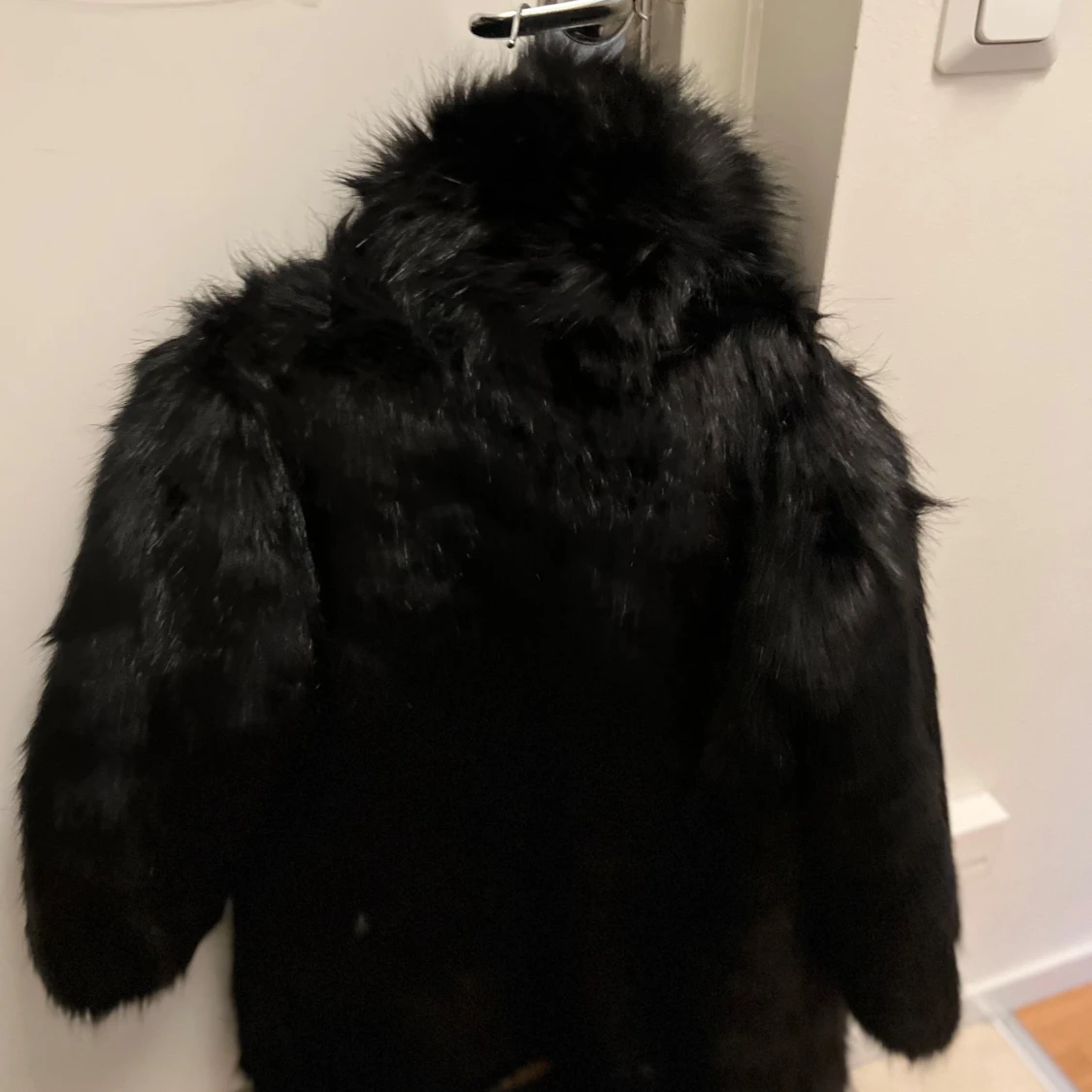 Oanvänd svart fuskpäls jacka  - 1