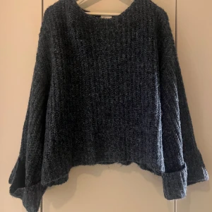 Mörkblå stickad tröja - Säljer en mysig mörkblå stickad tröja med lång ärm. Köptes för 500 kr, knappt andvänd och inte nopprig alls! 