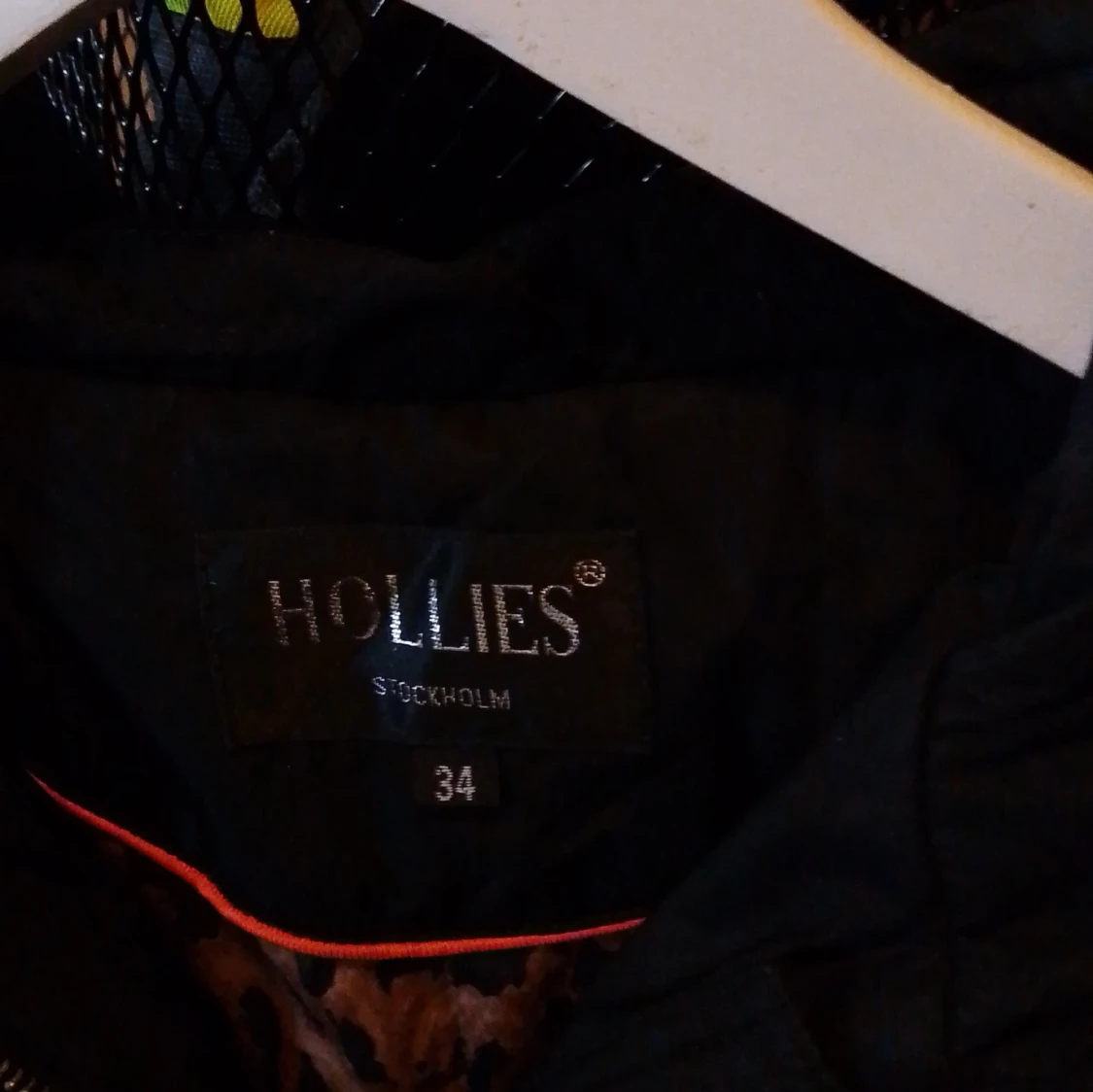 Svart dunjacka från Hollies - 1