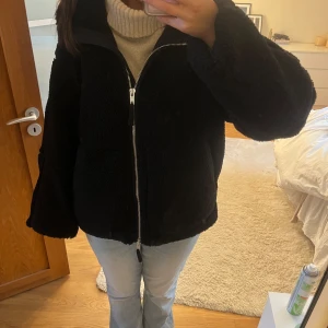 Svart teddyjacka H&M - slutsåld populär svart teddyjacka med dragkedja framtill.