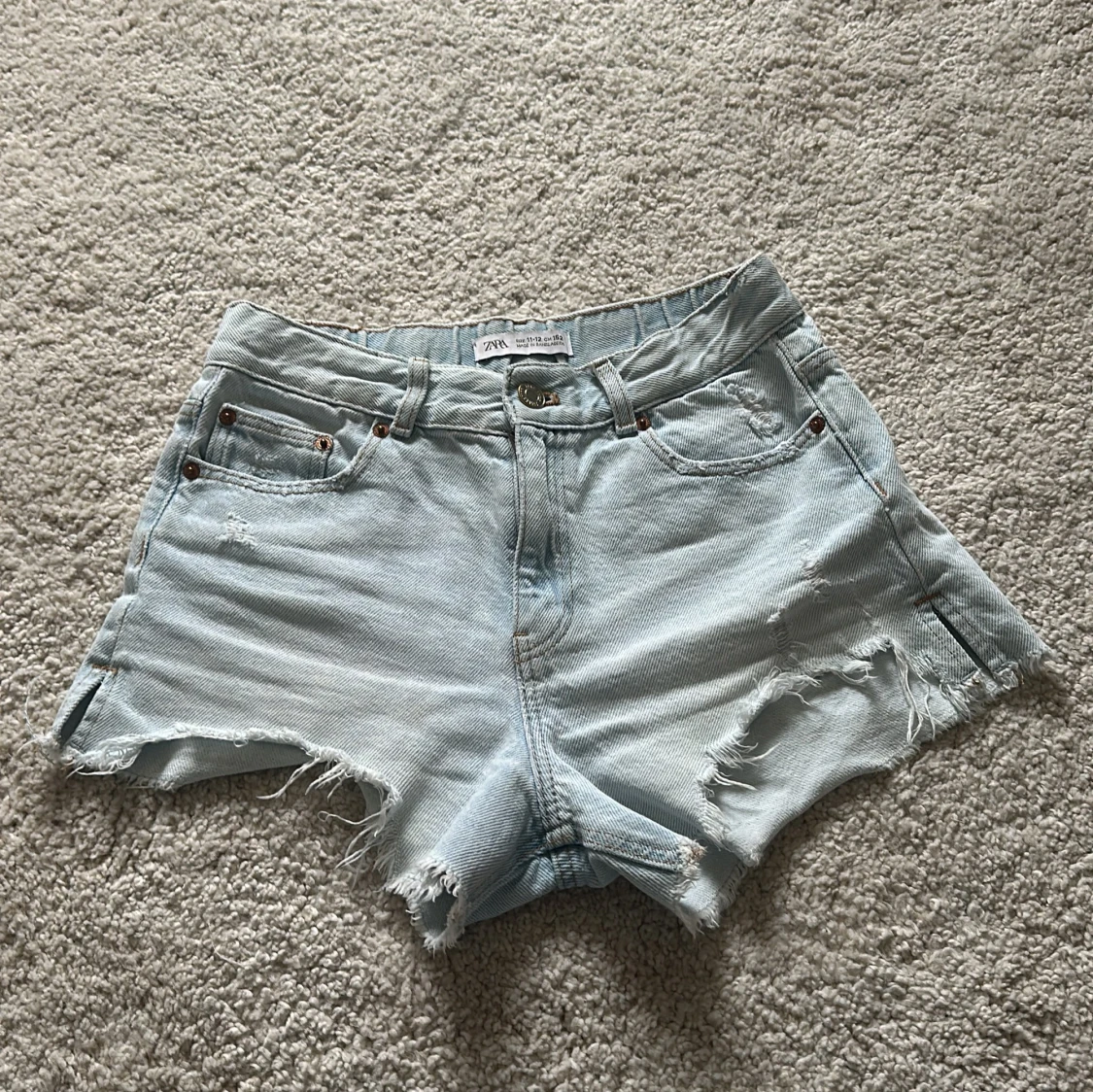 Ljusa jeansshorts från Zara