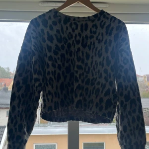 Leopardmönstrad tröja från Bershka - Säljer en snygg leopardmönstrad tröja från Bershka. Tröjan har långa ärmar och en bekväm passform. De är i ett bra skick 💞💞