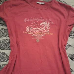 Rosa tröja 🫶🏼 - Jättefin topp i en rosa färg och somrigt motiv, som tyvärr nte kommit till användning därav bra skick!💕 pris går alltid att diskuteras