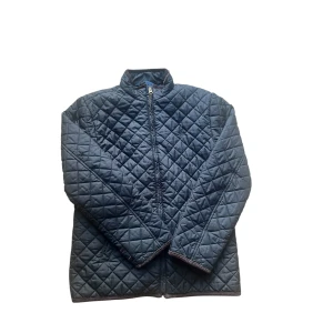Svart quiltad jacka från Polo Ralph Lauren - Säljer en stilren svart quiltad jacka från Polo Ralph Lauren. Jackan har en dragkedja framtill och är långärmad. Perfekt för kyligare dagar med sin klassiska design och bekväma passform.en liten skada i kragen på sista bilden 
