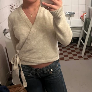 Stickad omlottkofta💓 - Superfin beige omlottkofta ifrån Kappahl, den är i bra skick och verkligen jättefin och mysig!!😇💓Den har en liten fläck på ena armen, det syns knappast!💓